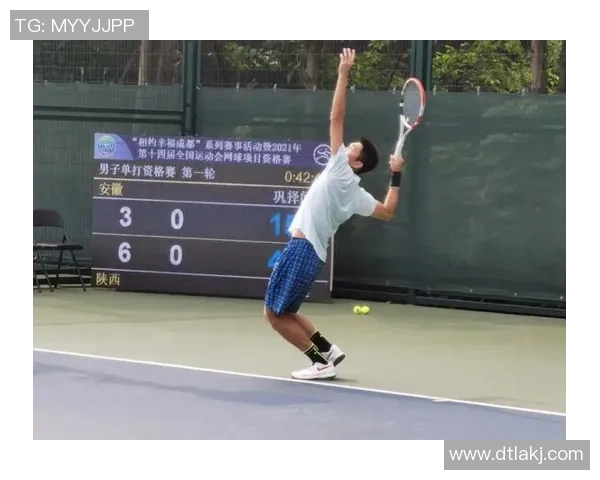 运动男孩与米竞技的较量谁能在赛场上笑到最后